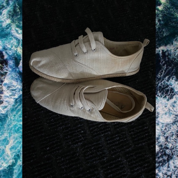 Canvas Shoes - Picture 1 of 1